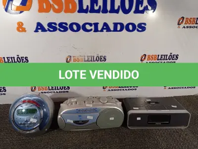 LOTE 004 - 03 RÁDIOS MODELOS DIVERSOS, SENDO 01 TOCA CDS, 01 MICROSYSTEM E 01 IHOME. (NO ESTADO) ATENÇÃO! FAZER A VISITAÇÃO ANTES DE ARREMATAR, NÃO SABEMOS SE FUNCIONA. LEILÃO NÃO TEM GARANTIA E NEM DEVOLUÇÃO, SUJEITO A POSSÍVEIS AVARIAS VISÍVEIS/OCULTAS E/OU AUSÊNCIA DE COMPONENTES.