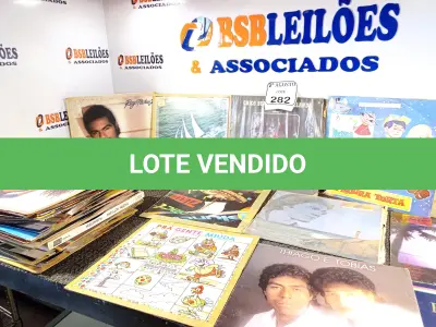 LOTE 282 - 01 LOTE COM APROXIMADAMENTE 40 DISCOS DIVERSOS DE VINIL. (NO ESTADO) ATENÇÃO! FAZER A VISITAÇÃO ANTES DE ARREMATAR, NÃO SABEMOS SE FUNCIONA. LEILÃO NÃO TEM GARANTIA E NEM DEVOLUÇÃO, SUJEITO A POSSÍVEIS AVARIAS VISÍVEIS/OCULTAS E/OU AUSÊNCIA DE COMPONENTES.