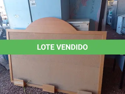 LOTE 353 - 01 MESA EM MADEIRA ,01 GAVETEIRO, 01 ARMÁRIO EM MADEIRA E 02 QUADROS. (NO ESTADO) ATENÇÃO! FAZER A VISITAÇÃO ANTES DE ARREMATAR, NÃO SABEMOS SE FUNCIONA. LEILÃO NÃO TEM GARANTIA E NEM DEVOLUÇÃO, SUJEITO A POSSÍVEIS AVARIAS VISÍVEIS/OCULTAS E/OU AUSÊNCIA DE COMPONENTES.