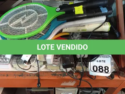 LOTE 088 - 01 LOTE COM DIVERSAS LUMINÁRIAS DE EMERGÊNCIA FILTRO DE LINHA E 08 RAQUETE ELÉTRICAS. (NO ESTADO) ATENÇÃO! FAZER A VISITAÇÃO ANTES DE ARREMATAR, NÃO SABEMOS SE FUNCIONA. LEILÃO NÃO TEM GARANTIA E NEM DEVOLUÇÃO, SUJEITO A POSSÍVEIS AVARIAS VISÍVEIS/OCULTAS E/OU AUSÊNCIA DE COMPONENTES.