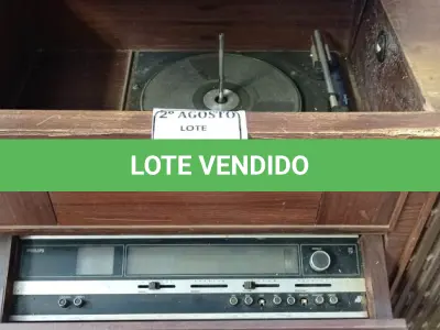 LOTE 321 - 01 TOCA DISCOS ANTIGA PARA RETIRADA DE PEÇAS. (NO ESTADO) ATENÇÃO! FAZER A VISITAÇÃO ANTES DE ARREMATAR, NÃO SABEMOS SE FUNCIONA. LEILÃO NÃO TEM GARANTIA E NEM DEVOLUÇÃO, SUJEITO A POSSÍVEIS AVARIAS VISÍVEIS/OCULTAS E/OU AUSÊNCIA DE COMPONENTES.
