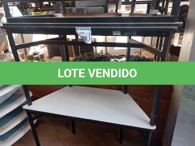 LOTE 330 - 04 MESAS EM MADEIRA COM ASE EM FERRO DE CANTO. (NO ESTADO) ATENÇÃO! FAZER A VISITAÇÃO ANTES DE ARREMATAR, NÃO SABEMOS SE FUNCIONA. LEILÃO NÃO TEM GARANTIA E NEM DEVOLUÇÃO, SUJEITO A POSSÍVEIS AVARIAS VISÍVEIS/OCULTAS E/OU AUSÊNCIA DE COMPONENTES.