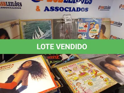 LOTE 282 - 01 LOTE COM APROXIMADAMENTE 40 DISCOS DIVERSOS DE VINIL. (NO ESTADO) ATENÇÃO! FAZER A VISITAÇÃO ANTES DE ARREMATAR, NÃO SABEMOS SE FUNCIONA. LEILÃO NÃO TEM GARANTIA E NEM DEVOLUÇÃO, SUJEITO A POSSÍVEIS AVARIAS VISÍVEIS/OCULTAS E/OU AUSÊNCIA DE COMPONENTES.