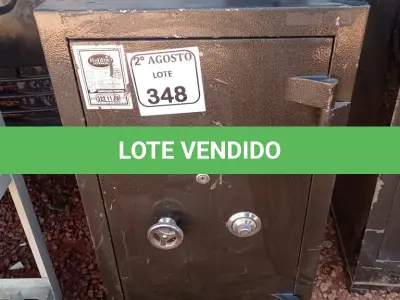 LOTE 348 - 01 COFRE EM AÇO SEM CHAVE. (NO ESTADO) ATENÇÃO! FAZER A VISITAÇÃO ANTES DE ARREMATAR, NÃO SABEMOS SE FUNCIONA. LEILÃO NÃO TEM GARANTIA E NEM DEVOLUÇÃO, SUJEITO A POSSÍVEIS AVARIAS VISÍVEIS/OCULTAS E/OU AUSÊNCIA DE COMPONENTES.
