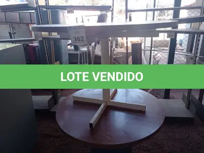 LOTE 362 - 02 MESAS REDONDAS TAMPO EM MADEIRA. (NO ESTADO) ATENÇÃO! FAZER A VISITAÇÃO ANTES DE ARREMATAR, NÃO SABEMOS SE FUNCIONA. LEILÃO NÃO TEM GARANTIA E NEM DEVOLUÇÃO, SUJEITO A POSSÍVEIS AVARIAS VISÍVEIS/OCULTAS E/OU AUSÊNCIA DE COMPONENTES.