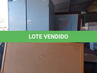 LOTE 353 - 01 MESA EM MADEIRA ,01 GAVETEIRO, 01 ARMÁRIO EM MADEIRA E 02 QUADROS. (NO ESTADO) ATENÇÃO! FAZER A VISITAÇÃO ANTES DE ARREMATAR, NÃO SABEMOS SE FUNCIONA. LEILÃO NÃO TEM GARANTIA E NEM DEVOLUÇÃO, SUJEITO A POSSÍVEIS AVARIAS VISÍVEIS/OCULTAS E/OU AUSÊNCIA DE COMPONENTES.