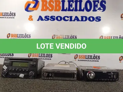 LOTE 024 - 03 APARELHOS DE SOM AUTOMOTIVO MARCAS E MODELOS DIVERSOS. (NO ESTADO) ATENÇÃO! FAZER A VISITAÇÃO ANTES DE ARREMATAR, NÃO SABEMOS SE FUNCIONA. LEILÃO NÃO TEM GARANTIA E NEM DEVOLUÇÃO, SUJEITO A POSSÍVEIS AVARIAS VISÍVEIS/OCULTAS E/OU AUSÊNCIA DE COMPONENTES.