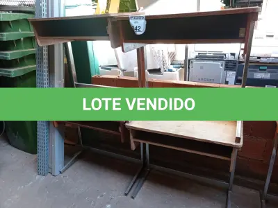 LOTE 342 - 04 MESAS EM MADEIRA COM PÉS CROMADOS. (NO ESTADO) ATENÇÃO! FAZER A VISITAÇÃO ANTES DE ARREMATAR, NÃO SABEMOS SE FUNCIONA. LEILÃO NÃO TEM GARANTIA E NEM DEVOLUÇÃO, SUJEITO A POSSÍVEIS AVARIAS VISÍVEIS/OCULTAS E/OU AUSÊNCIA DE COMPONENTES.