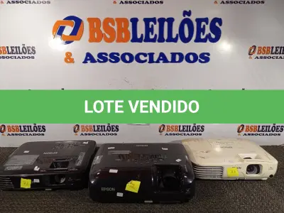 LOTE 009 - 03 PROJETORES MULTIMÍDIA DE MARCAS E MODELOS DIVERSOS. (NO ESTADO) ATENÇÃO! FAZER A VISITAÇÃO ANTES DE ARREMATAR, NÃO SABEMOS SE FUNCIONA. LEILÃO NÃO TEM GARANTIA E NEM DEVOLUÇÃO, SUJEITO A POSSÍVEIS AVARIAS VISÍVEIS/OCULTAS E/OU AUSÊNCIA DE COMPONENTES.