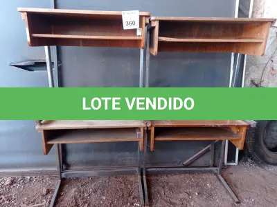 LOTE 360 - 04 MESAS EM MADEIRA COM PÉS CROMADOS. (NO ESTADO) ATENÇÃO! FAZER A VISITAÇÃO ANTES DE ARREMATAR, NÃO SABEMOS SE FUNCIONA. LEILÃO NÃO TEM GARANTIA E NEM DEVOLUÇÃO, SUJEITO A POSSÍVEIS AVARIAS VISÍVEIS/OCULTAS E/OU AUSÊNCIA DE COMPONENTES.