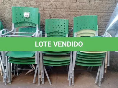 LOTE 329 - 01 LOTE COM CADEIRAS NA COR VERDE COM AVARIAS. (NO ESTADO) ATENÇÃO! FAZER A VISITAÇÃO ANTES DE ARREMATAR, NÃO SABEMOS SE FUNCIONA. LEILÃO NÃO TEM GARANTIA E NEM DEVOLUÇÃO, SUJEITO A POSSÍVEIS AVARIAS VISÍVEIS/OCULTAS E/OU AUSÊNCIA DE COMPONENTES.