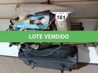 LOTE 161 - 02 MALAS, 03 CADEIRAS DOBRÁVEIS, 01 APARELHO DE MASSAGEM, 01 CHUVEIRO, 01 TAPETE DE DANÇA. (NO ESTADO) ATENÇÃO! FAZER A VISITAÇÃO ANTES DE ARREMATAR, NÃO SABEMOS SE FUNCIONA. LEILÃO NÃO TEM GARANTIA E NEM DEVOLUÇÃO, SUJEITO A POSSÍVEIS AVARIAS VISÍVEIS/OCULTAS E/OU AUSÊNCIA DE COMPONENTES.