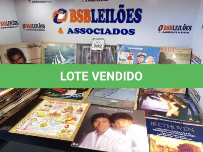LOTE 282 - 01 LOTE COM APROXIMADAMENTE 40 DISCOS DIVERSOS DE VINIL. (NO ESTADO) ATENÇÃO! FAZER A VISITAÇÃO ANTES DE ARREMATAR, NÃO SABEMOS SE FUNCIONA. LEILÃO NÃO TEM GARANTIA E NEM DEVOLUÇÃO, SUJEITO A POSSÍVEIS AVARIAS VISÍVEIS/OCULTAS E/OU AUSÊNCIA DE COMPONENTES.