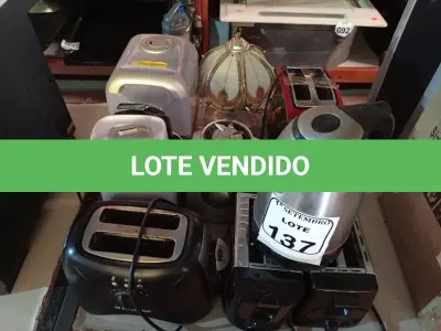 LOTE 137 - 04 TORRADEIRAS, 02 UMIDIFICADORES, 01 BASE DE LIQUIDIFICADOR, 02 JARRAS ELÉTRICAS E 01 ABAJUR. (NO ESTADO) ATENÇÃO! FAZER A VISITAÇÃO ANTES DE ARREMATAR, NÃO SABEMOS SE FUNCIONA. LEILÃO NÃO TEM GARANTIA E NEM DEVOLUÇÃO, SUJEITO A POSSÍVEIS AVARIAS VISÍVEIS/OCULTAS E/OU AUSÊNCIA DE COMPONENTES.