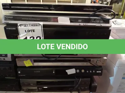 LOTE 132 - 02 VIDEOCASSETES E DIVERSOS APARELHOS DVDS MARCAS E MODELOS DIVERSOS. (NO ESTADO) ATENÇÃO! FAZER A VISITAÇÃO ANTES DE ARREMATAR, NÃO SABEMOS SE FUNCIONA. LEILÃO NÃO TEM GARANTIA E NEM DEVOLUÇÃO, SUJEITO A POSSÍVEIS AVARIAS VISÍVEIS/OCULTAS E/OU AUSÊNCIA DE COMPONENTES.