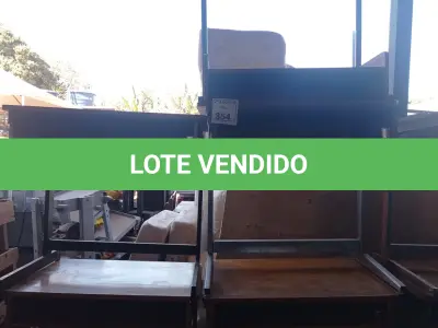 LOTE 354 - 05 MESAS EM MADEIRA COM PÉS CROMADOS. (NO ESTADO) ATENÇÃO! FAZER A VISITAÇÃO ANTES DE ARREMATAR, NÃO SABEMOS SE FUNCIONA. LEILÃO NÃO TEM GARANTIA E NEM DEVOLUÇÃO, SUJEITO A POSSÍVEIS AVARIAS VISÍVEIS/OCULTAS E/OU AUSÊNCIA DE COMPONENTES.