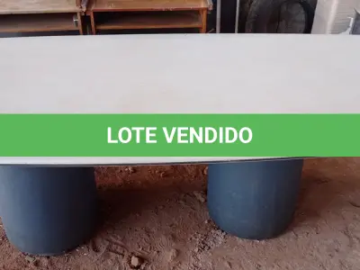 LOTE 361 - 01 MESA EM MADEIRA PARA REUNIÃO. (NO ESTADO) ATENÇÃO! FAZER A VISITAÇÃO ANTES DE ARREMATAR, NÃO SABEMOS SE FUNCIONA. LEILÃO NÃO TEM GARANTIA E NEM DEVOLUÇÃO, SUJEITO A POSSÍVEIS AVARIAS VISÍVEIS/OCULTAS E/OU AUSÊNCIA DE COMPONENTES.
