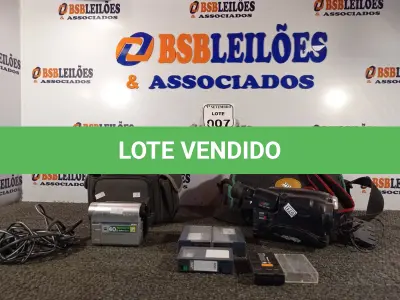 LOTE 007 - 02 FILMADORAS SENDO 01 JVC E OUTRA SONY, COM AVARIAS. (NO ESTADO) ATENÇÃO! FAZER A VISITAÇÃO ANTES DE ARREMATAR, NÃO SABEMOS SE FUNCIONA. LEILÃO NÃO TEM GARANTIA E NEM DEVOLUÇÃO, SUJEITO A POSSÍVEIS AVARIAS VISÍVEIS/OCULTAS E/OU AUSÊNCIA DE COMPONENTES.