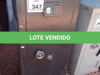 LOTE 347 - 01 COFRE EM AÇO COM CHAVE. (NO ESTADO) ATENÇÃO! FAZER A VISITAÇÃO ANTES DE ARREMATAR, NÃO SABEMOS SE FUNCIONA. LEILÃO NÃO TEM GARANTIA E NEM DEVOLUÇÃO, SUJEITO A POSSÍVEIS AVARIAS VISÍVEIS/OCULTAS E/OU AUSÊNCIA DE COMPONENTES.