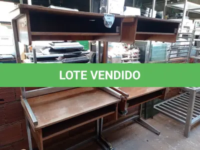 LOTE 339 - 04 MESAS EM MADEIRA COM PÉS CROMADOS. (NO ESTADO) ATENÇÃO! FAZER A VISITAÇÃO ANTES DE ARREMATAR, NÃO SABEMOS SE FUNCIONA. LEILÃO NÃO TEM GARANTIA E NEM DEVOLUÇÃO, SUJEITO A POSSÍVEIS AVARIAS VISÍVEIS/OCULTAS E/OU AUSÊNCIA DE COMPONENTES.