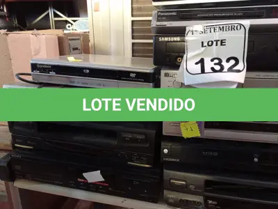 LOTE 132 - 02 VIDEOCASSETES E DIVERSOS APARELHOS DVDS MARCAS E MODELOS DIVERSOS. (NO ESTADO) ATENÇÃO! FAZER A VISITAÇÃO ANTES DE ARREMATAR, NÃO SABEMOS SE FUNCIONA. LEILÃO NÃO TEM GARANTIA E NEM DEVOLUÇÃO, SUJEITO A POSSÍVEIS AVARIAS VISÍVEIS/OCULTAS E/OU AUSÊNCIA DE COMPONENTES.