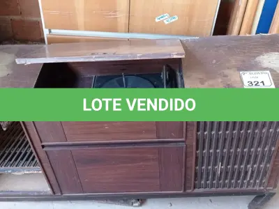 LOTE 321 - 01 TOCA DISCOS ANTIGA PARA RETIRADA DE PEÇAS. (NO ESTADO) ATENÇÃO! FAZER A VISITAÇÃO ANTES DE ARREMATAR, NÃO SABEMOS SE FUNCIONA. LEILÃO NÃO TEM GARANTIA E NEM DEVOLUÇÃO, SUJEITO A POSSÍVEIS AVARIAS VISÍVEIS/OCULTAS E/OU AUSÊNCIA DE COMPONENTES.