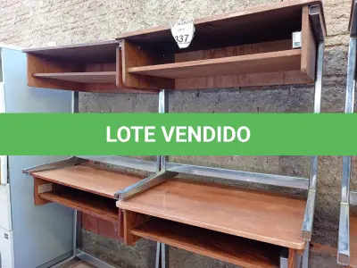 LOTE 337 - 04 MESAS EM MADEIRA COM PÉS CROMADOS. (NO ESTADO) ATENÇÃO! FAZER A VISITAÇÃO ANTES DE ARREMATAR, NÃO SABEMOS SE FUNCIONA. LEILÃO NÃO TEM GARANTIA E NEM DEVOLUÇÃO, SUJEITO A POSSÍVEIS AVARIAS VISÍVEIS/OCULTAS E/OU AUSÊNCIA DE COMPONENTES.