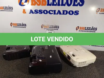 LOTE 009 - 03 PROJETORES MULTIMÍDIA DE MARCAS E MODELOS DIVERSOS. (NO ESTADO) ATENÇÃO! FAZER A VISITAÇÃO ANTES DE ARREMATAR, NÃO SABEMOS SE FUNCIONA. LEILÃO NÃO TEM GARANTIA E NEM DEVOLUÇÃO, SUJEITO A POSSÍVEIS AVARIAS VISÍVEIS/OCULTAS E/OU AUSÊNCIA DE COMPONENTES.