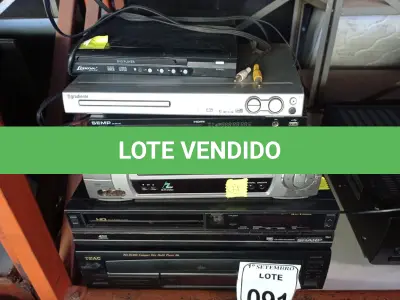 LOTE 091 - 02 VIDEOCASSETES, 01 TOCA CDS MARCA TEAC E VÁRIOS APARELHOS DVDS MARCAS E MODELOS DIVERSOS. (NO ESTADO) ATENÇÃO! FAZER A VISITAÇÃO ANTES DE ARREMATAR, NÃO SABEMOS SE FUNCIONA. LEILÃO NÃO TEM GARANTIA E NEM DEVOLUÇÃO, SUJEITO A POSSÍVEIS AVARIAS VISÍVEIS/OCULTAS E/OU AUSÊNCIA DE COMPONENTES.