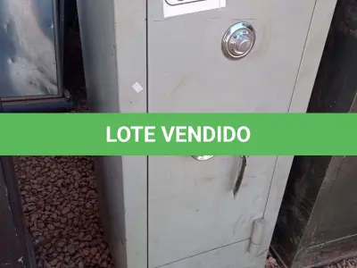 LOTE 346 - 01 COFRE EM AÇO COM CHAVE. (NO ESTADO) ATENÇÃO! FAZER A VISITAÇÃO ANTES DE ARREMATAR, NÃO SABEMOS SE FUNCIONA. LEILÃO NÃO TEM GARANTIA E NEM DEVOLUÇÃO, SUJEITO A POSSÍVEIS AVARIAS VISÍVEIS/OCULTAS E/OU AUSÊNCIA DE COMPONENTES.