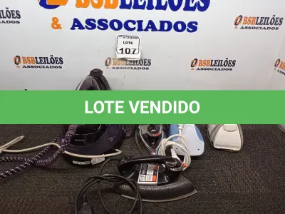 LOTE 107 - 01 FERRO A VAPOR MARCA PHILIPS, 04 FERROS DE PASSAR ROUPA. (NO ESTADO) ATENÇÃO! FAZER A VISITAÇÃO ANTES DE ARREMATAR, NÃO SABEMOS SE FUNCIONA. LEILÃO NÃO TEM GARANTIA E NEM DEVOLUÇÃO, SUJEITO A POSSÍVEIS AVARIAS VISÍVEIS/OCULTAS E/OU AUSÊNCIA DE COMPONENTES.