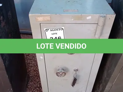 LOTE 346 - 01 COFRE EM AÇO COM CHAVE. (NO ESTADO) ATENÇÃO! FAZER A VISITAÇÃO ANTES DE ARREMATAR, NÃO SABEMOS SE FUNCIONA. LEILÃO NÃO TEM GARANTIA E NEM DEVOLUÇÃO, SUJEITO A POSSÍVEIS AVARIAS VISÍVEIS/OCULTAS E/OU AUSÊNCIA DE COMPONENTES.