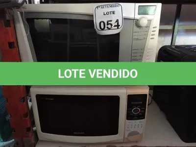 LOTE 054 - 02 MICRO-ONDAS MARCA SHARP E BRASTEMP. (NO ESTADO) ATENÇÃO! FAZER A VISITAÇÃO ANTES DE ARREMATAR, NÃO SABEMOS SE FUNCIONA. LEILÃO NÃO TEM GARANTIA E NEM DEVOLUÇÃO, SUJEITO A POSSÍVEIS AVARIAS VISÍVEIS/OCULTAS E/OU AUSÊNCIA DE COMPONENTES.