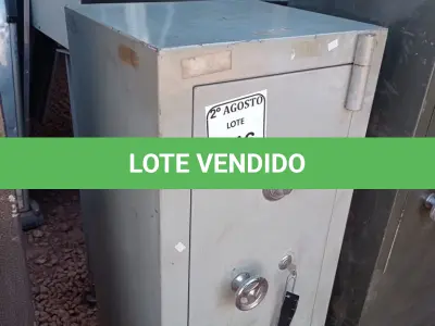 LOTE 346 - 01 COFRE EM AÇO COM CHAVE. (NO ESTADO) ATENÇÃO! FAZER A VISITAÇÃO ANTES DE ARREMATAR, NÃO SABEMOS SE FUNCIONA. LEILÃO NÃO TEM GARANTIA E NEM DEVOLUÇÃO, SUJEITO A POSSÍVEIS AVARIAS VISÍVEIS/OCULTAS E/OU AUSÊNCIA DE COMPONENTES.
