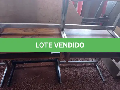 LOTE 355 - 04 MESAS EM MADEIRA COM PÉS CROMADOS. (NO ESTADO) ATENÇÃO! FAZER A VISITAÇÃO ANTES DE ARREMATAR, NÃO SABEMOS SE FUNCIONA. LEILÃO NÃO TEM GARANTIA E NEM DEVOLUÇÃO, SUJEITO A POSSÍVEIS AVARIAS VISÍVEIS/OCULTAS E/OU AUSÊNCIA DE COMPONENTES.