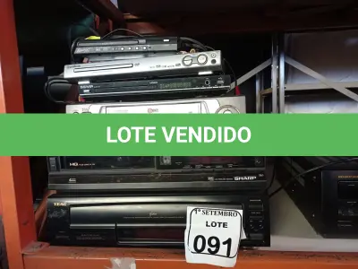 LOTE 091 - 02 VIDEOCASSETES, 01 TOCA CDS MARCA TEAC E VÁRIOS APARELHOS DVDS MARCAS E MODELOS DIVERSOS. (NO ESTADO) ATENÇÃO! FAZER A VISITAÇÃO ANTES DE ARREMATAR, NÃO SABEMOS SE FUNCIONA. LEILÃO NÃO TEM GARANTIA E NEM DEVOLUÇÃO, SUJEITO A POSSÍVEIS AVARIAS VISÍVEIS/OCULTAS E/OU AUSÊNCIA DE COMPONENTES.