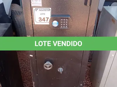 LOTE 347 - 01 COFRE EM AÇO COM CHAVE. (NO ESTADO) ATENÇÃO! FAZER A VISITAÇÃO ANTES DE ARREMATAR, NÃO SABEMOS SE FUNCIONA. LEILÃO NÃO TEM GARANTIA E NEM DEVOLUÇÃO, SUJEITO A POSSÍVEIS AVARIAS VISÍVEIS/OCULTAS E/OU AUSÊNCIA DE COMPONENTES.