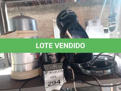 LOTE 294 - 01 ESPREMEDOR INDUSTRIAL DE LARANJA, 02 BASES DE LIQUIDIFICADOR, 01 SANDUICHEIRA E UTENSÍLIOS DIVERSOS. (NO ESTADO) ATENÇÃO! FAZER A VISITAÇÃO ANTES DE ARREMATAR, NÃO SABEMOS SE FUNCIONA. LEILÃO NÃO TEM GARANTIA E NEM DEVOLUÇÃO, SUJEITO A POSSÍVEIS AVARIAS VISÍVEIS/OCULTAS E/OU AUSÊNCIA DE COMPONENTES.