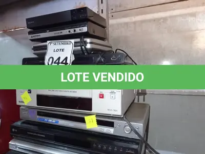 LOTE 044 - 02 VIDEOCASSETES E VÁRIOS DVDS MARCAS E MODELOS DIVERSOS. (NO ESTADO) ATENÇÃO! FAZER A VISITAÇÃO ANTES DE ARREMATAR, NÃO SABEMOS SE FUNCIONA. LEILÃO NÃO TEM GARANTIA E NEM DEVOLUÇÃO, SUJEITO A POSSÍVEIS AVARIAS VISÍVEIS/OCULTAS E/OU AUSÊNCIA DE COMPONENTES.