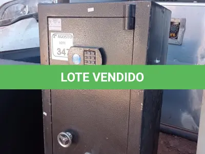 LOTE 347 - 01 COFRE EM AÇO COM CHAVE. (NO ESTADO) ATENÇÃO! FAZER A VISITAÇÃO ANTES DE ARREMATAR, NÃO SABEMOS SE FUNCIONA. LEILÃO NÃO TEM GARANTIA E NEM DEVOLUÇÃO, SUJEITO A POSSÍVEIS AVARIAS VISÍVEIS/OCULTAS E/OU AUSÊNCIA DE COMPONENTES.