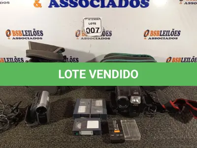 LOTE 007 - 02 FILMADORAS SENDO 01 JVC E OUTRA SONY, COM AVARIAS. (NO ESTADO) ATENÇÃO! FAZER A VISITAÇÃO ANTES DE ARREMATAR, NÃO SABEMOS SE FUNCIONA. LEILÃO NÃO TEM GARANTIA E NEM DEVOLUÇÃO, SUJEITO A POSSÍVEIS AVARIAS VISÍVEIS/OCULTAS E/OU AUSÊNCIA DE COMPONENTES.