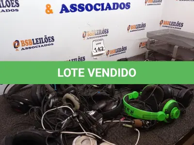 LOTE 142 - 01 LOTE COM DIVERSOS HEADPHONES E 01 BANDEJA PARA PAPEL. (NO ESTADO) ATENÇÃO! FAZER A VISITAÇÃO ANTES DE ARREMATAR, NÃO SABEMOS SE FUNCIONA. LEILÃO NÃO TEM GARANTIA E NEM DEVOLUÇÃO, SUJEITO A POSSÍVEIS AVARIAS VISÍVEIS/OCULTAS E/OU AUSÊNCIA DE COMPONENTES.