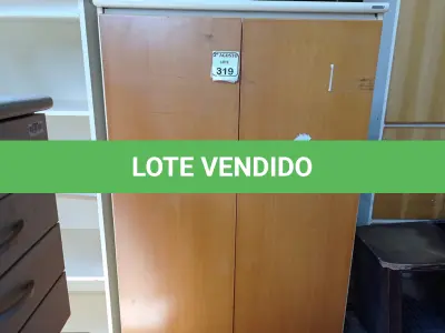 LOTE 319 - 01 ARMÁRIO EM MADEIRA PARA ESCRITÓRIO COM DUAS PORTAS E DUAS PRATELEIRAS. (NO ESTADO) ATENÇÃO! FAZER A VISITAÇÃO ANTES DE ARREMATAR, NÃO SABEMOS SE FUNCIONA. LEILÃO NÃO TEM GARANTIA E NEM DEVOLUÇÃO, SUJEITO A POSSÍVEIS AVARIAS VISÍVEIS/OCULTAS E/OU AUSÊNCIA DE COMPONENTES.
