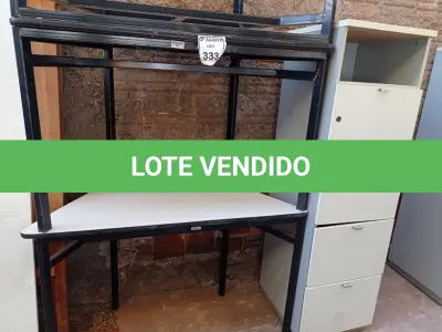 LOTE 333 - 03 MESAS EM MADEIRA COM BASE EM FERRO DE CANTO E 01 ARQUIVO EM MADEIRA COM 04 GAVETAS.  (NO ESTADO) ATENÇÃO! FAZER A VISITAÇÃO ANTES DE ARREMATAR, NÃO SABEMOS SE FUNCIONA. LEILÃO NÃO TEM GARANTIA E NEM DEVOLUÇÃO, SUJEITO A POSSÍVEIS AVARIAS VISÍVEIS/OCULTAS E/OU AUSÊNCIA DE COMPONENTES.