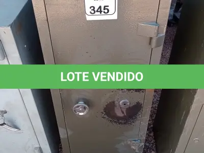 LOTE 345 - 01 COFRE EM AÇO SEM CHAVE. (NO ESTADO) ATENÇÃO! FAZER A VISITAÇÃO ANTES DE ARREMATAR, NÃO SABEMOS SE FUNCIONA. LEILÃO NÃO TEM GARANTIA E NEM DEVOLUÇÃO, SUJEITO A POSSÍVEIS AVARIAS VISÍVEIS/OCULTAS E/OU AUSÊNCIA DE COMPONENTES.