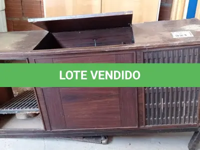 LOTE 321 - 01 TOCA DISCOS ANTIGA PARA RETIRADA DE PEÇAS. (NO ESTADO) ATENÇÃO! FAZER A VISITAÇÃO ANTES DE ARREMATAR, NÃO SABEMOS SE FUNCIONA. LEILÃO NÃO TEM GARANTIA E NEM DEVOLUÇÃO, SUJEITO A POSSÍVEIS AVARIAS VISÍVEIS/OCULTAS E/OU AUSÊNCIA DE COMPONENTES.