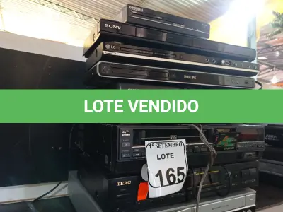 LOTE 165 - 02 VIDEOCASSETES, 01 TOCA CDS E DIVERSOS APARELHOS DVDS MARCAS E MODELOS DIVERSOS. (NO ESTADO) ATENÇÃO! FAZER A VISITAÇÃO ANTES DE ARREMATAR, NÃO SABEMOS SE FUNCIONA. LEILÃO NÃO TEM GARANTIA E NEM DEVOLUÇÃO, SUJEITO A POSSÍVEIS AVARIAS VISÍVEIS/OCULTAS E/OU AUSÊNCIA DE COMPONENTES.