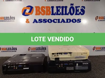 LOTE 009 - 03 PROJETORES MULTIMÍDIA DE MARCAS E MODELOS DIVERSOS. (NO ESTADO) ATENÇÃO! FAZER A VISITAÇÃO ANTES DE ARREMATAR, NÃO SABEMOS SE FUNCIONA. LEILÃO NÃO TEM GARANTIA E NEM DEVOLUÇÃO, SUJEITO A POSSÍVEIS AVARIAS VISÍVEIS/OCULTAS E/OU AUSÊNCIA DE COMPONENTES.
