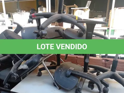 LOTE 332 -  05 CADEIRAS FIXAS ESTOFADAS E 03 CADEIRAS COM AVARIAS. (NO ESTADO) ATENÇÃO! FAZER A VISITAÇÃO ANTES DE ARREMATAR, NÃO SABEMOS SE FUNCIONA. LEILÃO NÃO TEM GARANTIA E NEM DEVOLUÇÃO, SUJEITO A POSSÍVEIS AVARIAS VISÍVEIS/OCULTAS E/OU AUSÊNCIA DE COMPONENTES.