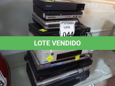 LOTE 044 - 02 VIDEOCASSETES E VÁRIOS DVDS MARCAS E MODELOS DIVERSOS. (NO ESTADO) ATENÇÃO! FAZER A VISITAÇÃO ANTES DE ARREMATAR, NÃO SABEMOS SE FUNCIONA. LEILÃO NÃO TEM GARANTIA E NEM DEVOLUÇÃO, SUJEITO A POSSÍVEIS AVARIAS VISÍVEIS/OCULTAS E/OU AUSÊNCIA DE COMPONENTES.